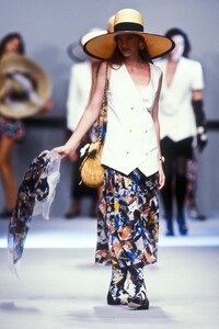 Chanel-SS1989_Micky_Mamon_01.thumb.jpg.18ae5d802e24e97c60baa67c353b1698.jpg