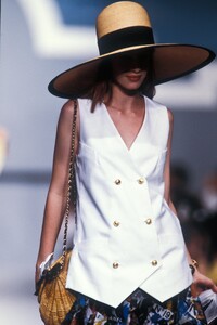 Chanel-SS1989_Micky_Mamon_02.thumb.jpg.b5e24ad6fa8467c56b9a5573de79381e.jpg