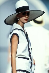 Chanel_SS1989_Aly_Dunne_10.jpg