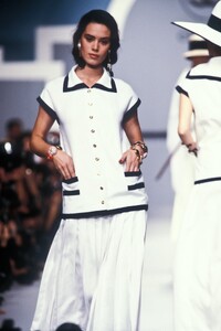 Chanel_SS1989_Celia_Forner.thumb.jpg.d80452f7c1e6ee99d22088ccbfce86f9.jpg