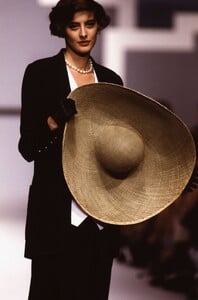 Chanel_SS1989_Ines_de_la_Fressange_15.jpg