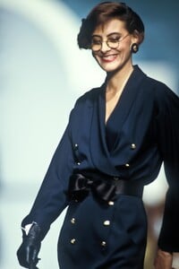 Chanel_SS1989_Ines_de_la_Fressange_27.jpg