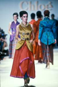 Chloe1989WomenRTW10.thumb.jpg.9c32c8bb53568ae1bb68436fdb930deb.jpg