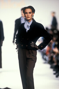 Chloe1989WomenRTW8.thumb.jpg.0071f5de582a55d926297e649c8fec52.jpg