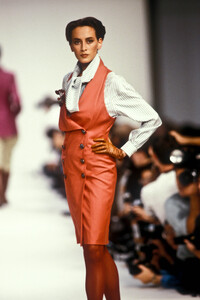 Chloe1989WomenRTW9.thumb.jpg.2d78ea2355318d85f9c421ad2d66cba9.jpg