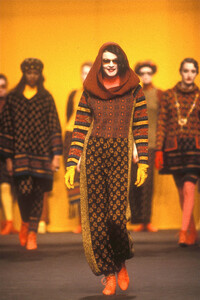ChristianLacroix1989WomenFW45.thumb.jpg.fb6cf9fd81a12f1ab8f87c207de95ee7.jpg