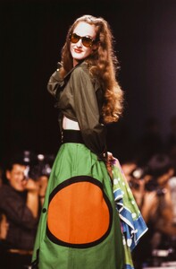 Christian_Lacroix_SS1989_02.thumb.jpg.3ee7896695463153cff7e63e9aa8fcf5.jpg