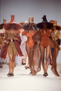 Christian_Lacroix_SS1989_Amalia_01.thumb.jpg.fe5024604a5e6d24abbf3a7b4522c4cf.jpg