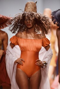 Christian_Lacroix_SS1989_Amalia_02.thumb.jpg.d38e1f267efb0a4680eb30b04e5a4bfc.jpg