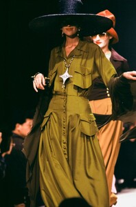 Christian_Lacroix_SS1989_Claire_Atkinson_01.jpg
