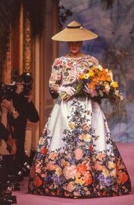 Christian_Lacroix_SS1989_HC_Marie_Seznec_01.jpg