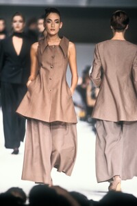 Claude Montana 1989 Women RTW 75.jpg