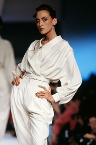 Claude Montana 1989 Women RTW 92.jpg