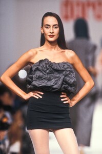 DorotheeBisSS1989CynthiaAnthonio03.thumb.jpg.99b46f94460bb20d4862e51deac0c20e.jpg