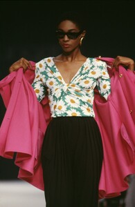 EmanuelUngaroSS1989Roshumba04.thumb.jpg.a896d6ee1e2c3cbc490bf87faf9cbd4a.jpg