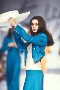 EnricoCoveri1989WomenRTW23.thumb.jpg.9f2bb25a54275cebbea185e40b104283.jpg