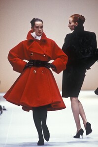 GianfrancoFerre1988WomenRTW71.thumb.jpg.ff1b1846cf81b8c6b2553c39eb5137f7.jpg