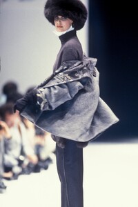 GianfrancoFerre1990WomenRTW76.thumb.jpg.ae134a60e5bdaac672bcaffa9a98b9d9.jpg