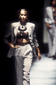GianfrancoFerre1993WomenRTW159.thumb.jpg.4a5572b32a058a7057ddee263aa1ae06.jpg
