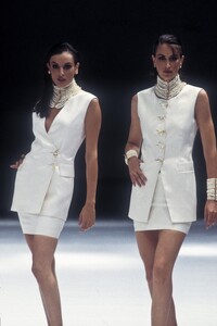 GianfrancoFerre1993WomenRTW81.thumb.jpg.c4e098b88fac9f803408e0e2386fe466.jpg