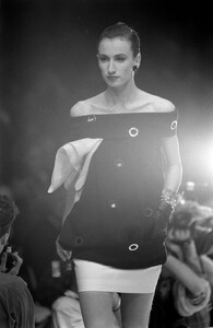 Gianfranco_Ferre_SS1988_Martine_04.thumb.jpg.3c44a2366b56e698fc9c4e830fa34445.jpg