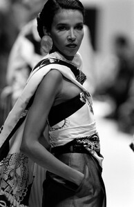 Gianfranco_Ferre_SS1989_Dalma_05.thumb.jpg.1b80b903d248acd39dcc7690861dd0da.jpg