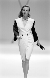 Gianfranco_Ferre_SS1989_Martine_01.thumb.jpg.781a308d92a60a0e554ba4a1bad50389.jpg