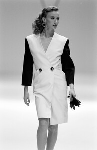 Gianfranco_Ferre_SS1989_Martine_02.thumb.jpg.cefe6b47fd23c9ef66ab2c5eaa3611eb.jpg