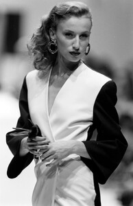 Gianfranco_Ferre_SS1989_Martine_04.thumb.jpg.c9a3c110387b95c7c93076a8ec1d6311.jpg