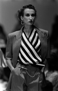 Gianfranco_Ferre_SS1989_Violetta_Sanchez_03.thumb.jpg.41ff04a011c014cd193da7246cad31e6.jpg