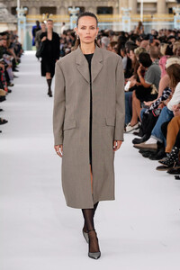 GivenchyS24019.thumb.jpg.bc05ffd62ae939079722fd8f7ca4b3c0.jpg