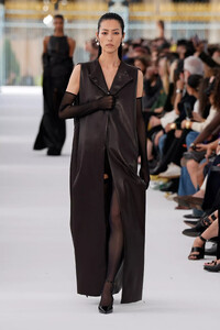 GivenchyS24051.thumb.jpg.bb8a7a1d9f7157f0d6571c558598714c.jpg