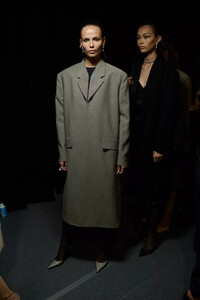 GivenchybksS24304.thumb.jpg.d2bf47edfe421dfc41a7a0f5c08519f4.jpg