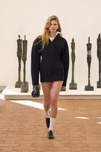 JacquemusPOS24005.thumb.jpg.67b88750f6b7bec424b31899f64b32c0.jpg