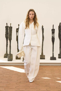 JacquemusPOS24020.thumb.jpg.9dbedb593d54c6b0058a7ea520422949.jpg
