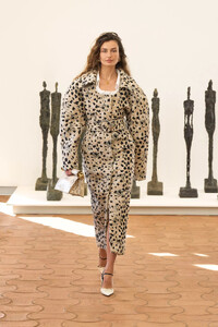 JacquemusPOS24028.thumb.jpg.d336c345d8a9f11eafdd70d31977b10e.jpg