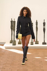 JacquemusPOS24040.thumb.jpg.a38713ba8b908b1f1867f8a4434520c8.jpg