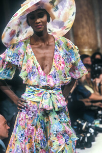 Jean-Louis Scherrer HC SS 1989 12.jpg