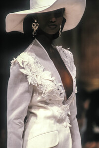 Jean-Louis Scherrer HC SS 1989 Iman 12.jpg