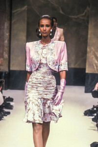 Jean-Louis Scherrer HC SS 1989 Iman 14.jpg