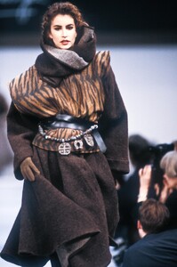 JeanCharlesdeCastelbajac1989WomenRTW75.thumb.jpg.ee3ee9780db648b6d431252e0e66e885.jpg