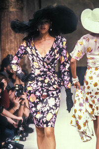 Jean Louis Scherrer 1989 Haute Couture 148.jpg