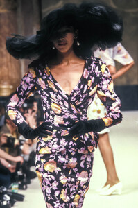 Jean Louis Scherrer 1989 Haute Couture 149.jpg