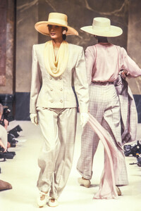 Jean Louis Scherrer 1989 Haute Couture 157.jpg