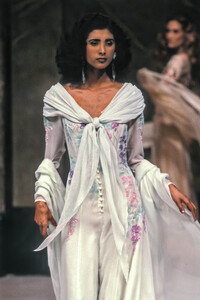Jean Louis Scherrer 1989 Haute Couture 187.jpg
