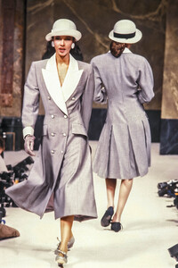 Jean Louis Scherrer 1989 Haute Couture 41.jpg