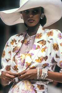 Jean Louis Scherrer 1989 Haute Couture 82.jpg