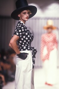 Karl_Lagerfeld_SS1989_Claude_01.thumb.jpg.254b01926c51666d3d787939aa255d68.jpg