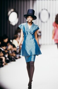 Karl_Lagerfeld_SS1989_Roshumba_03.thumb.jpg.32f056dfba2103a814bb1b4a0da662ec.jpg