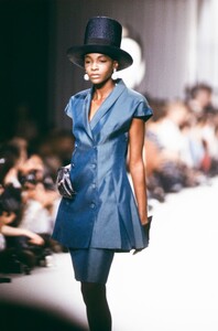 Karl_Lagerfeld_SS1989_Roshumba_04.thumb.jpg.d092c2ce375b3217687e2c8eadf929ac.jpg